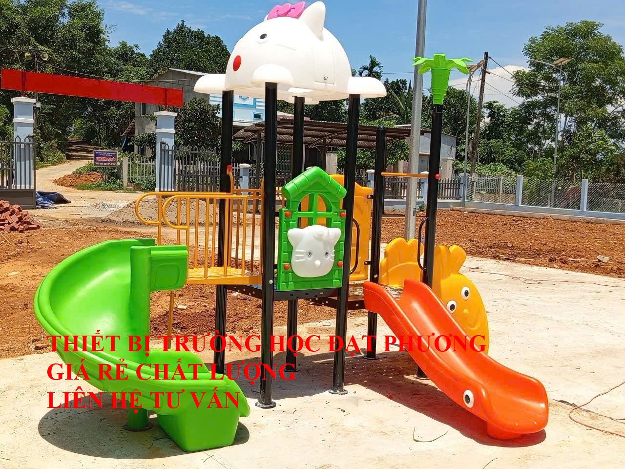 bo-lien-hoan-cau-trươt-con-meo-do-choi-mam-non-ngoai-troi