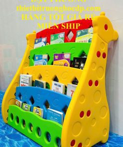Kệ sách nhựa cho bé mầm non – Giá tốt SỐ 1 tại Đà Nẵng Kệ Sách Nhựa Cho Bé Đạt Phương – Góc học tập ngăn nắp và sáng tạo Bước vào bất kỳ lớp học hay phòng học mầm non, một chiếc kệ sách nhựa cho bé luôn là điểm nhấn thu hút ngay từ cái nhìn đầu tiên. Không chỉ đơn thuần là nơi lưu trữ sách vở, kệ sách còn giúp trẻ hình thành thói quen tự giác, ngăn nắp và khơi dậy niềm yêu thích học tập. Với chiếc kệ sách nhựa Đạt Phương – mã ZK 160-2, trẻ sẽ có không gian riêng để khám phá tri thức, đồng thời rèn luyện kỹ năng sắp xếp và quản lý đồ vật.