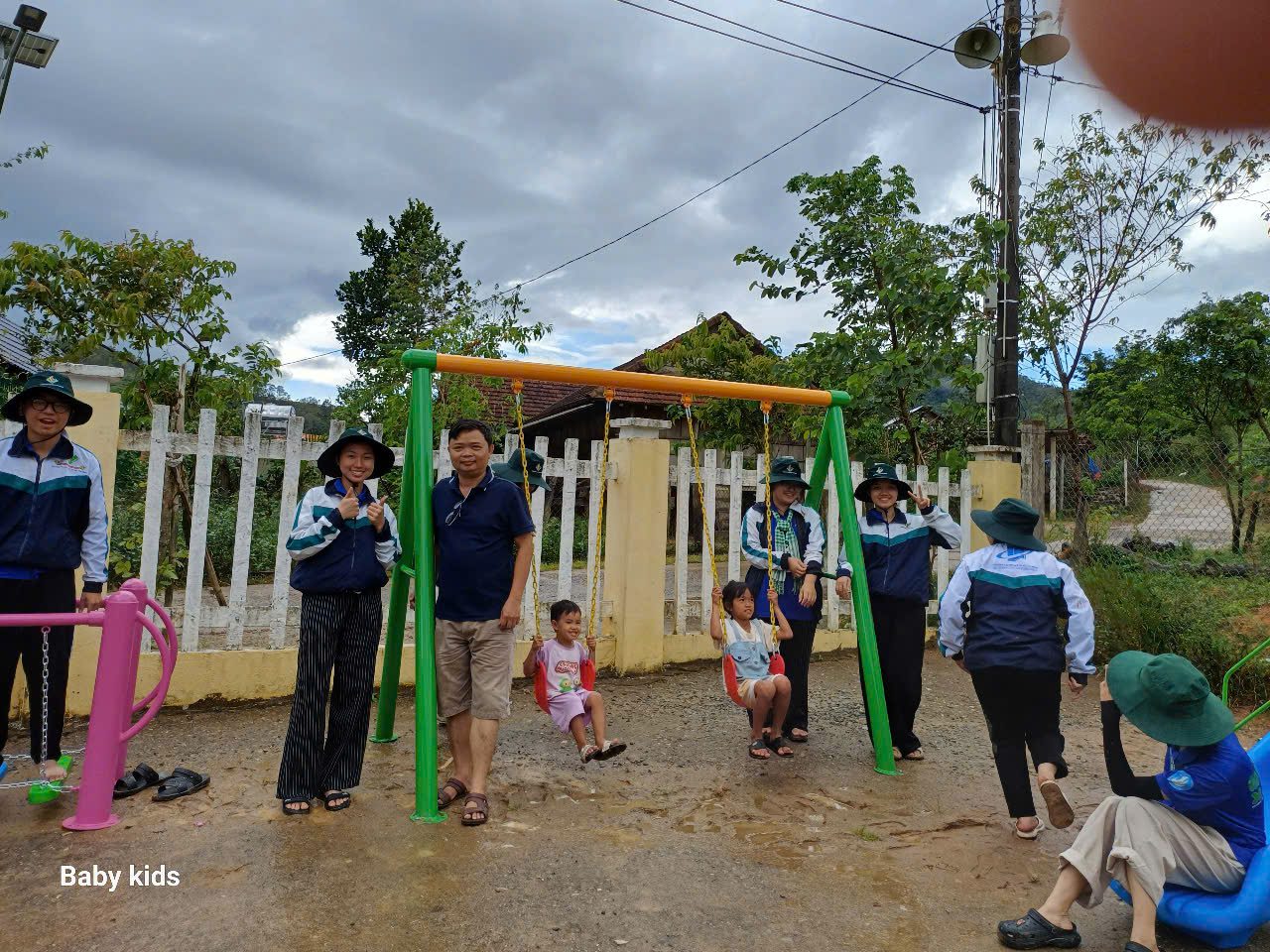 xich-du-do-choi-ngoai-troi-nhap-khau_do-choi-mam-non-nhom-tre-tu-thuc-quan-cafe-quanchao-dinh-duong